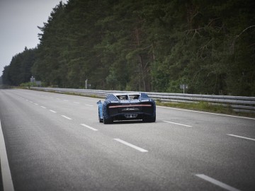 Bugatti Chiron z klock&oacute;w LEGO w skali 1:1